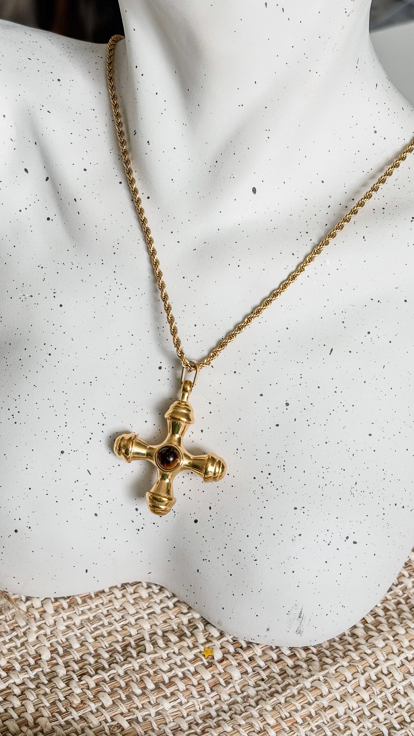 Maé Cross Necklace