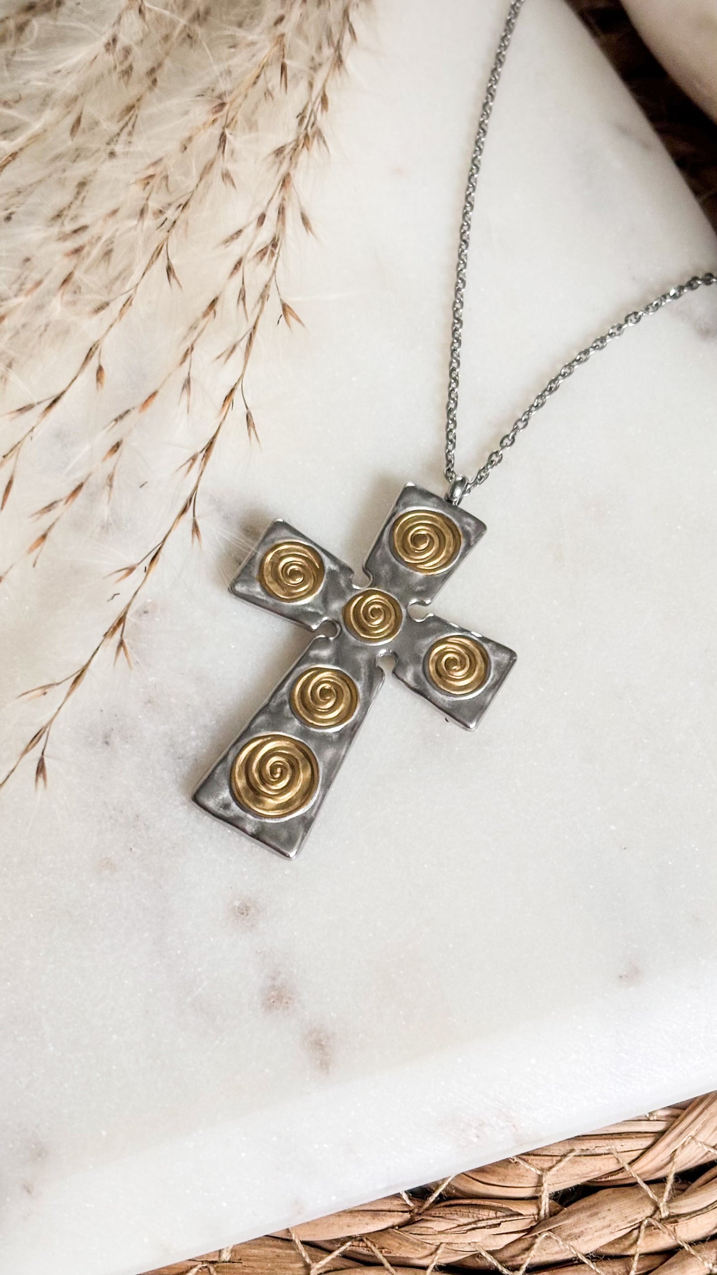 Bajo Su Cuidado Necklace