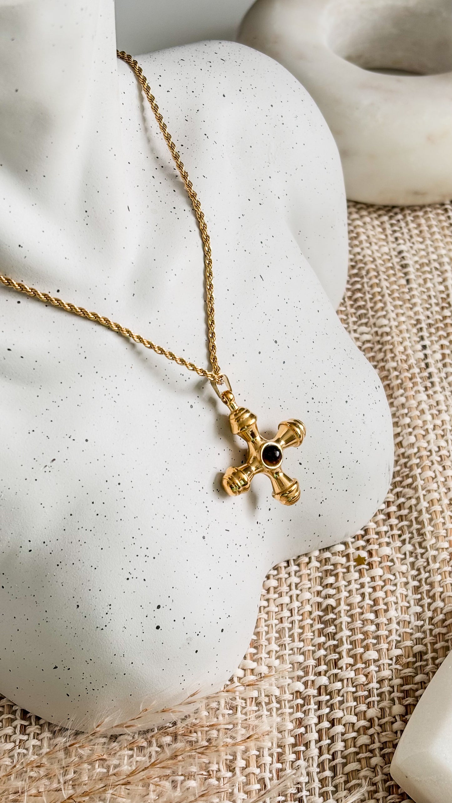 Maé Cross Necklace