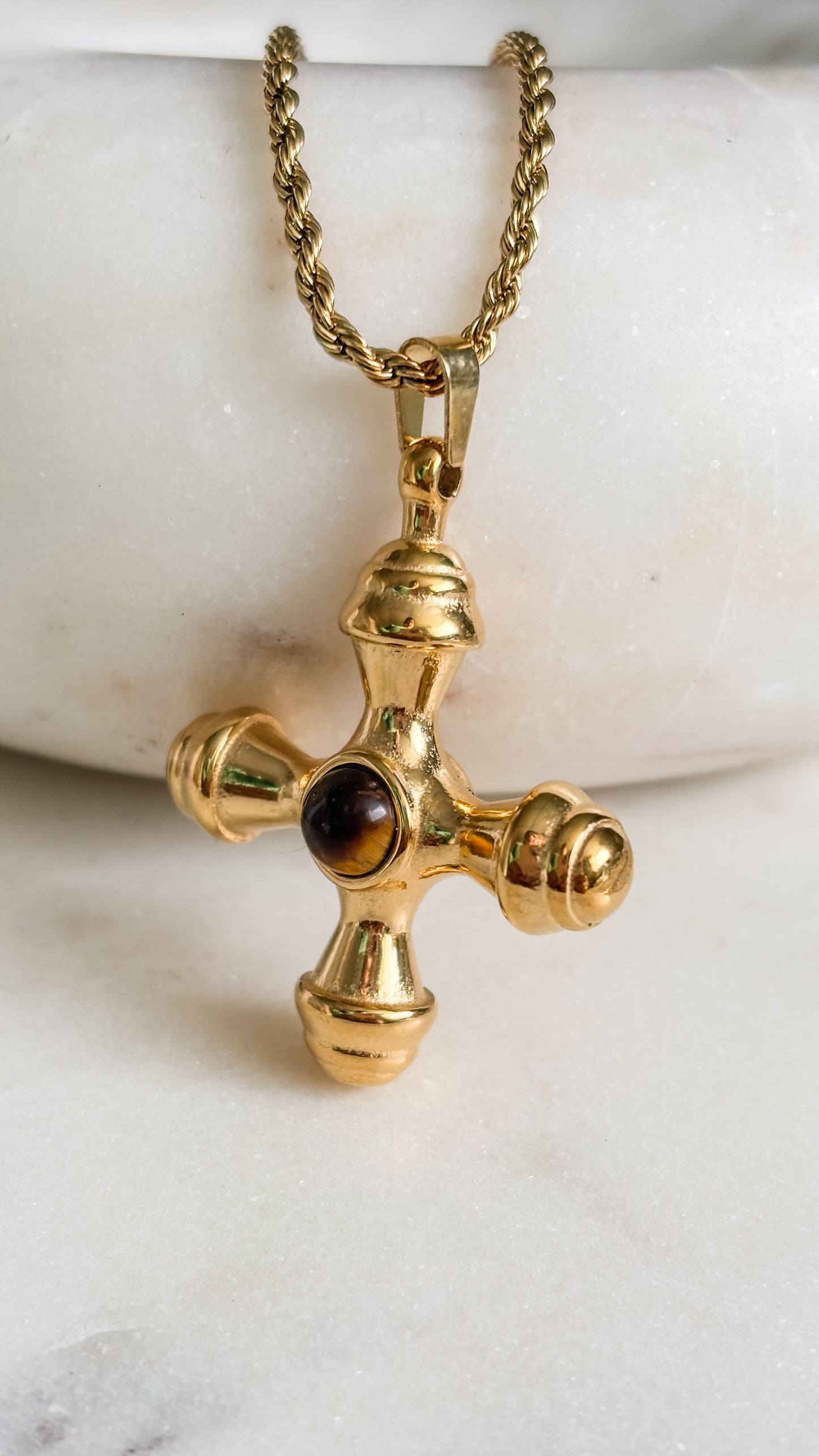 Maé Cross Necklace