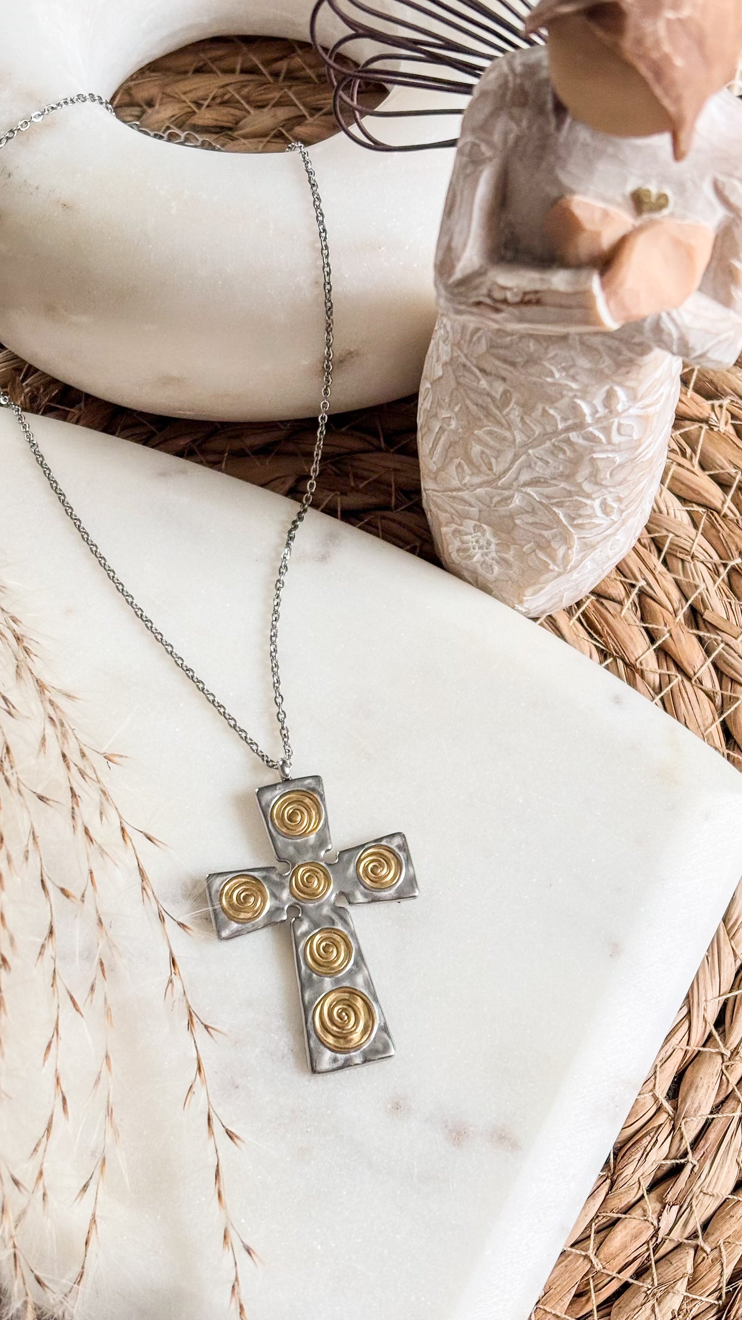 Bajo Su Cuidado Necklace