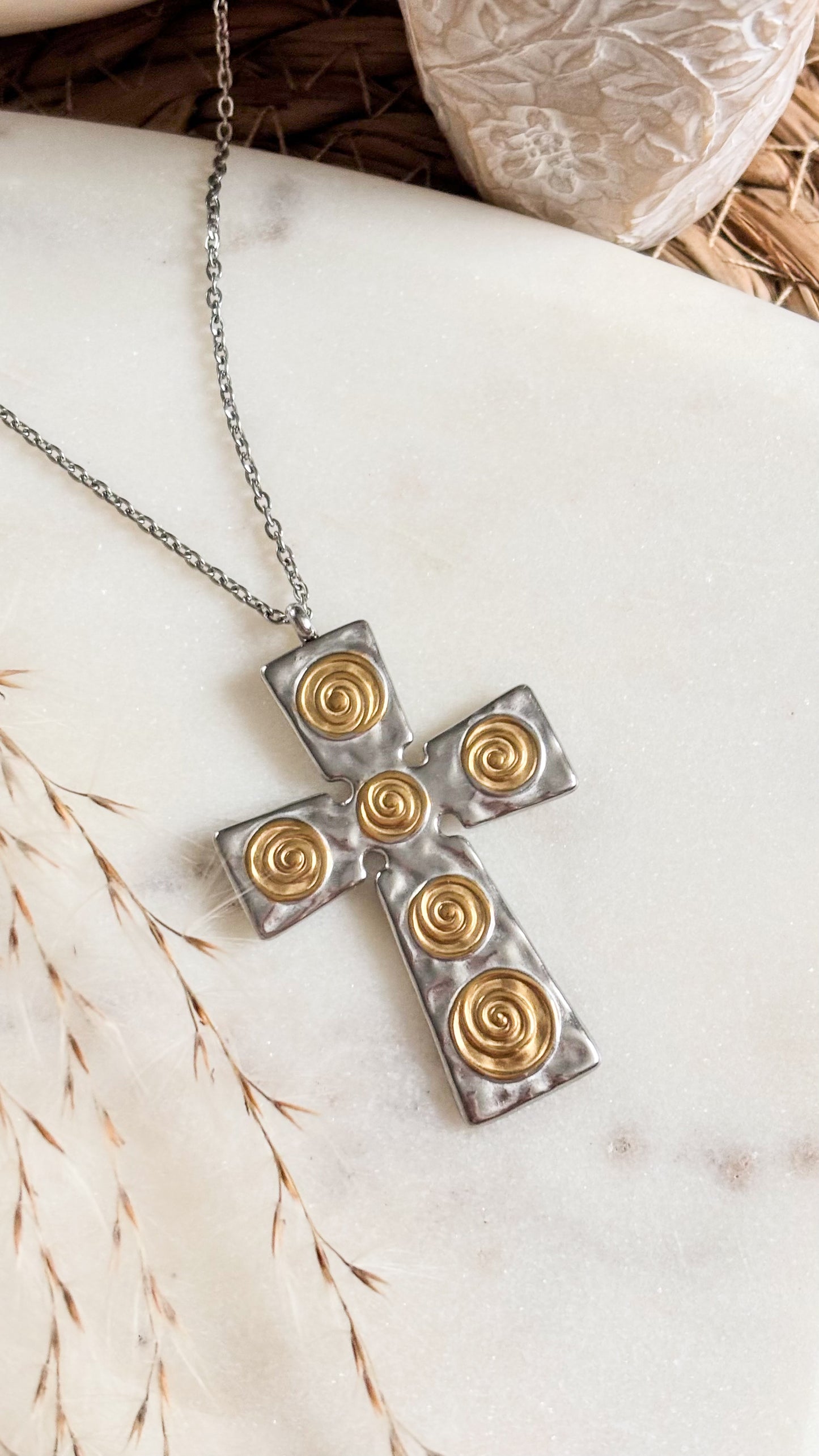 Bajo Su Cuidado Necklace