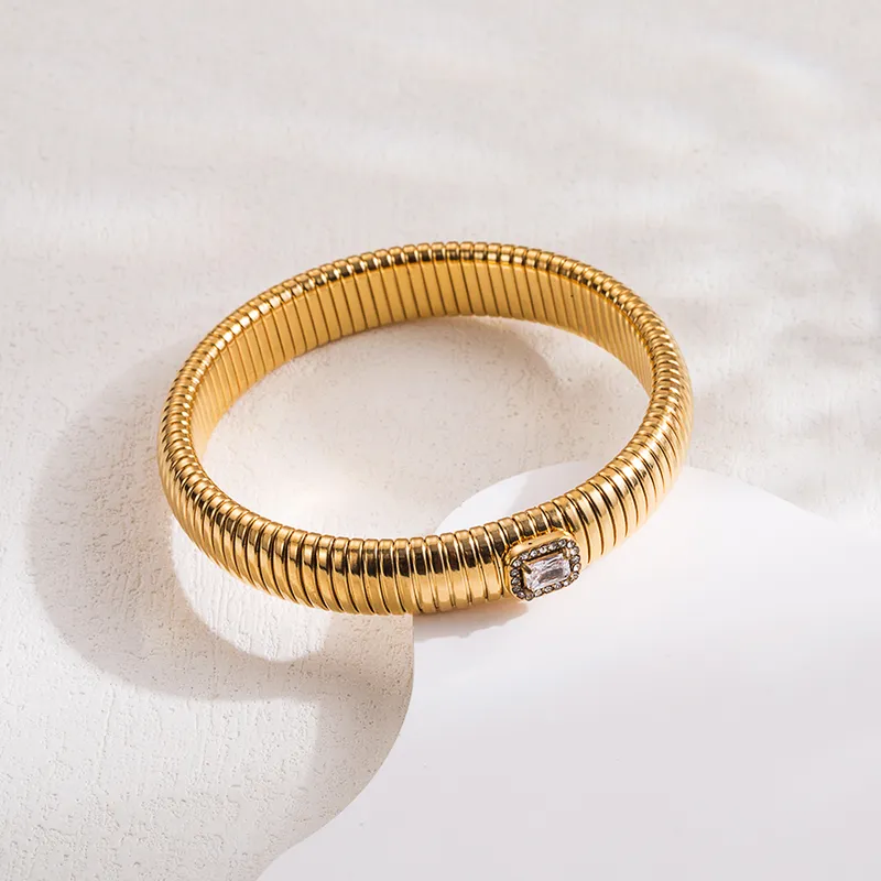 Distinguida Gold Bangle